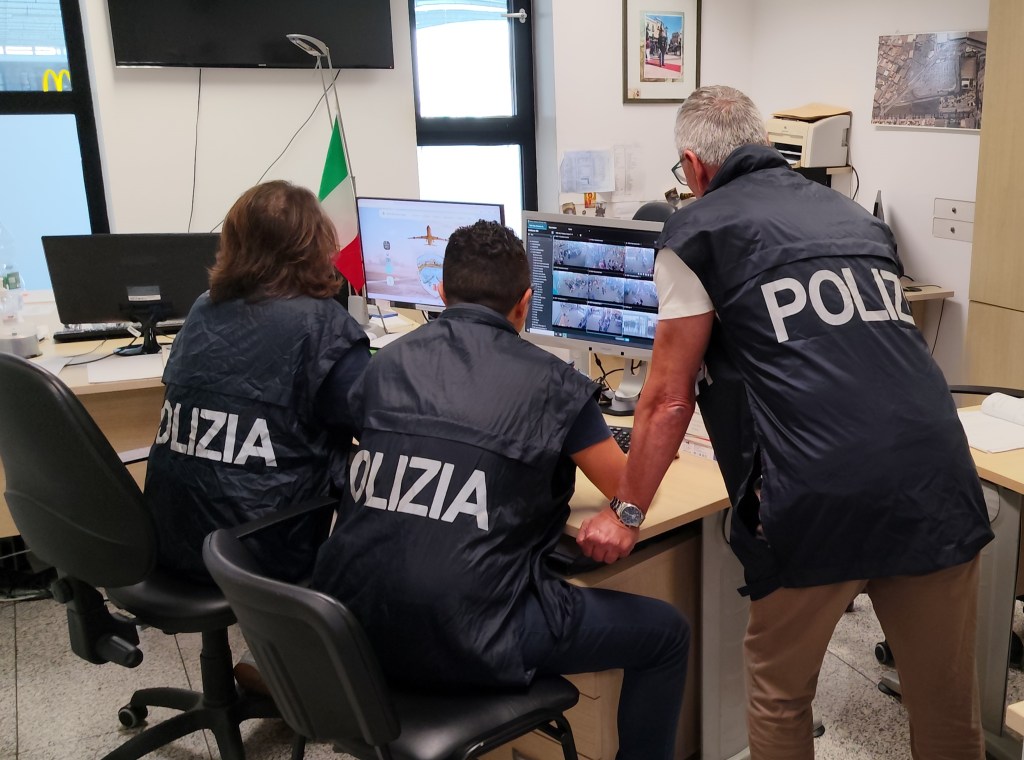 Al momento stai visualizzando Agrigento – Ruba un paio di occhiali e un profumo: agrigentino fermato in aereo