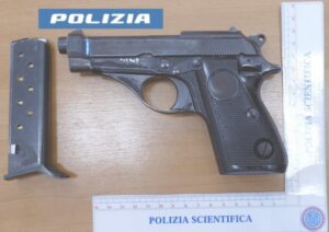 Scopri di più sull'articolo Agrigento – Sospettato di furto viene trovato in casa con una pistola clandestina, arrestato