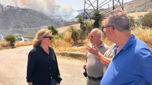 Scopri di più sull'articolo Agrigento – Incendi in Sicilia, sopralluoghi dell’assessore Giusi Savarino tra Bivona, Santo Stefano di Quisquina e Cammarata: “Grazie a chi sta fronteggiando le fiamme, ogni ettaro che brucia è una ferita”