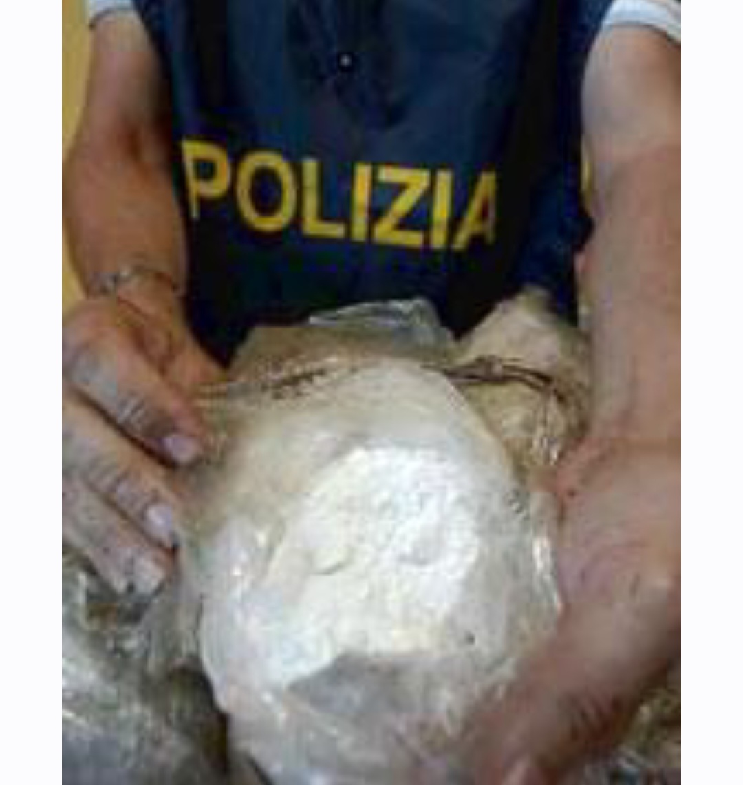 Al momento stai visualizzando Sequestro di oltre 4 chili di droga: la Polizia di Stato colpisce duro