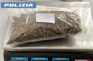Scopri di più sull'articolo Agrigento – Vede la Polizia e lancia sacchetto con la droga: arrestato 20enne