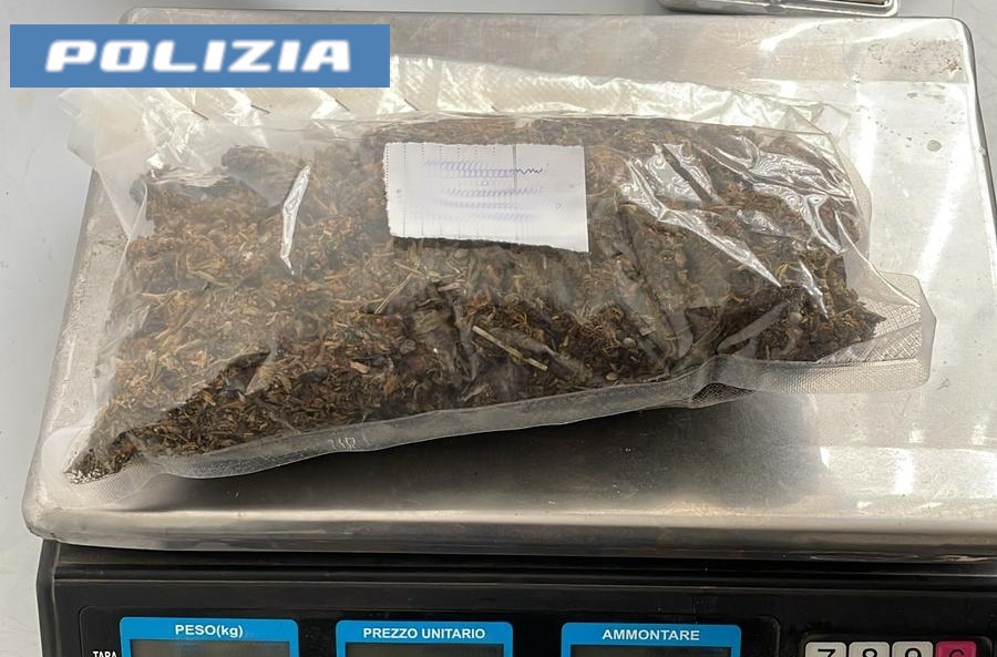 Scopri di più sull'articolo Agrigento – Vede la Polizia e lancia sacchetto con la droga: arrestato 20enne