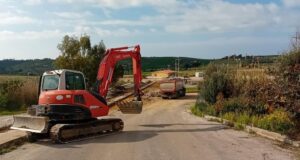 Scopri di più sull'articolo Agrigento – Nuova intimidazione a Villaseta: bottiglia con benzina davanti a un cantiere, indagano i carabinieri