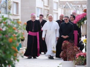 Scopri di più sull'articolo La visita di Papa Leone a Lampedusa: un abbraccio di pace secondo il vescovo Damiano