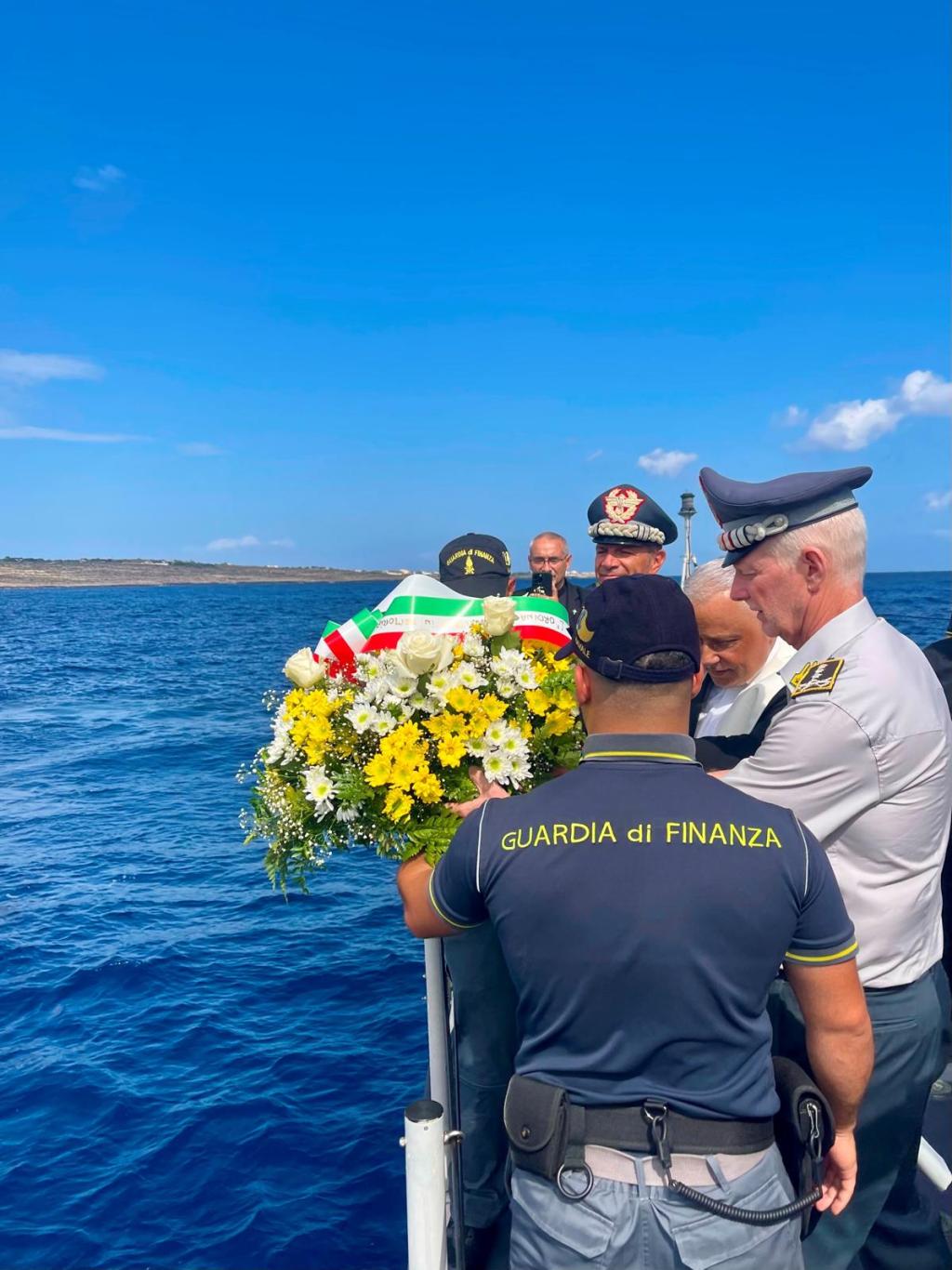 Al momento stai visualizzando Generale Mattana e baschi verdi rendono omaggio alle vittime del mare a Lampedusa