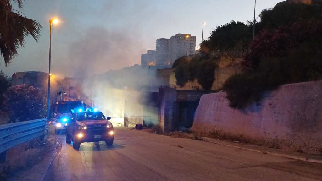 Al momento stai visualizzando Incendio al parcheggio pluripiano di Porto Empedocle, intervengono i Vigili del fuoco