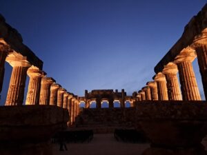 Al momento stai visualizzando Agrigento – Tony Hadley incanta Selinunte: il pop degli Spandau Ballet si veste di jazz tra i templi della Magna Grecia