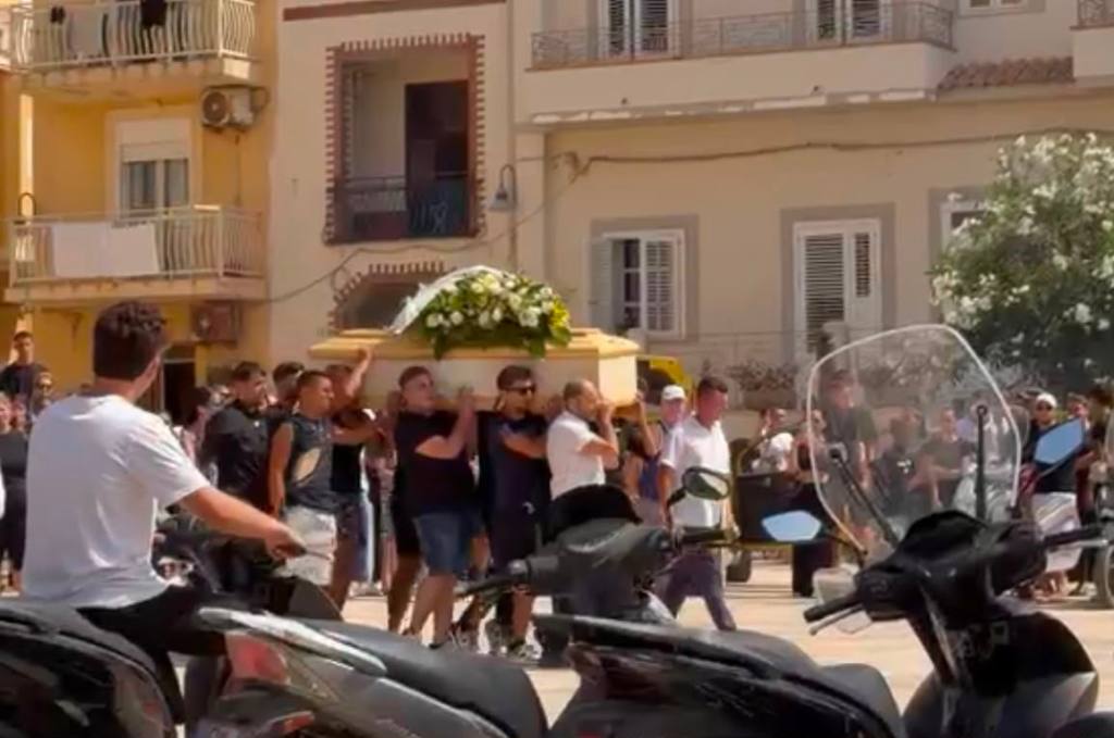 Al momento stai visualizzando Agrigento – Lampedusa, rombo di motorini e palloncini bianchi per l’ultimo saluto a Florin