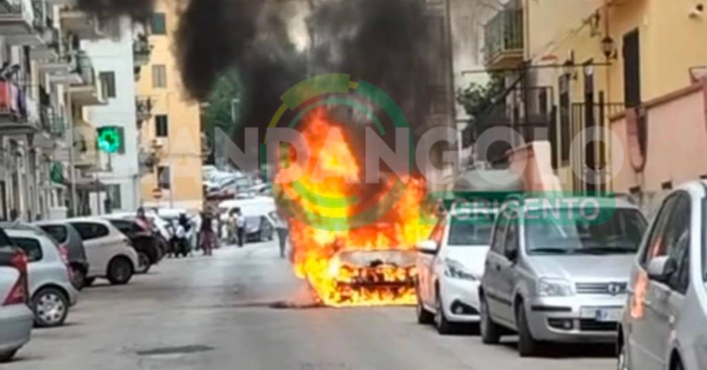 Al momento stai visualizzando Auto in fiamme nel centro di Agrigento, paura in via Manzoni (VIDEO)