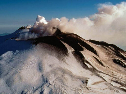 Al momento stai visualizzando Eruzione vulcanica paralizza i voli tra Catania e Palermo