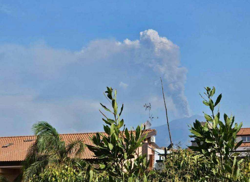 Al momento stai visualizzando Agrigento – Etna torna a farsi sentire, in corso nuova attività stromboliana