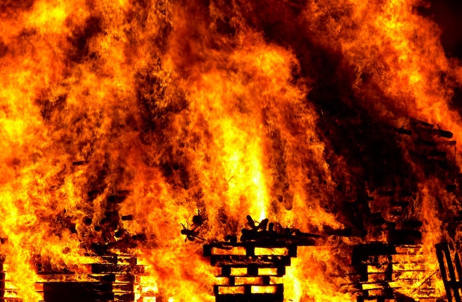 Al momento stai visualizzando Agrigento – Favara, notte di fuoco: in poche ore incendio in un’abitazione e auto distrutta dalle fiamme, si indaga sul dolo