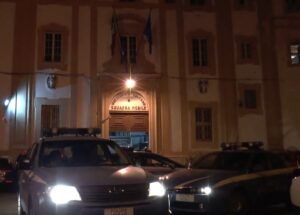 Scopri di più sull'articolo Arrestato truffatore che si spacciava per finanziere e sperona auto della polizia