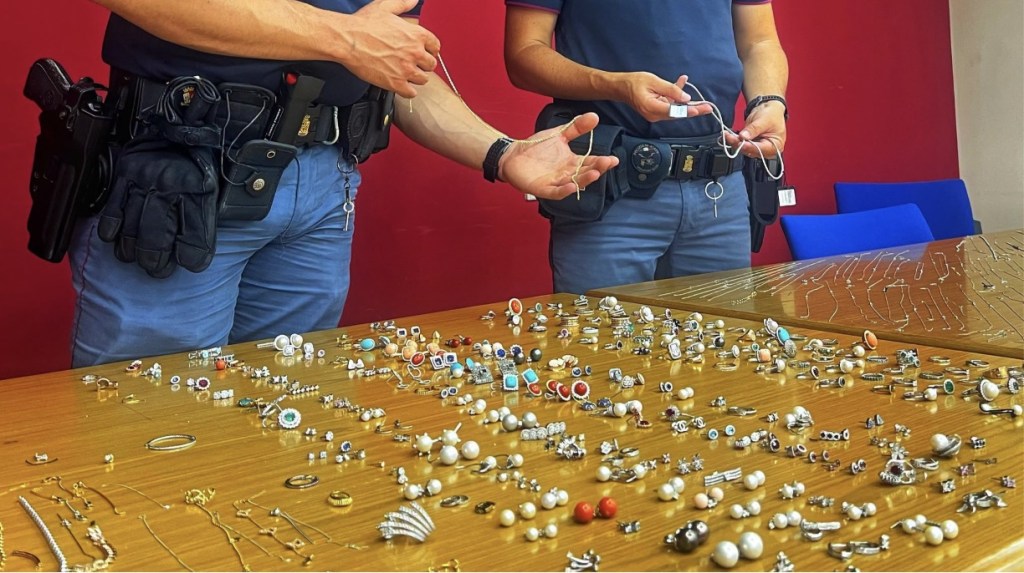 Al momento stai visualizzando Recuperati 1.4 chili d’oro dopo la rapina a un gioielliere locale