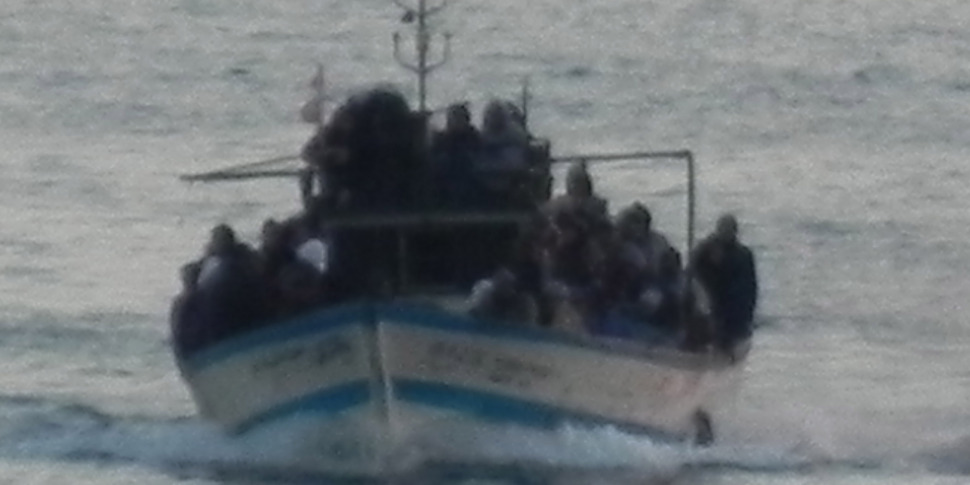 Al momento stai visualizzando Papa Leone in visita a Lampedusa: l’isola crea un «faro» con i barconi dei migranti