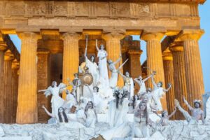 Scopri di più sull'articolo Agrigento – Dieci anni di miti all’alba nella Valle dei Templi: torna il viaggio onirico de “Il Risveglio degli Dei”