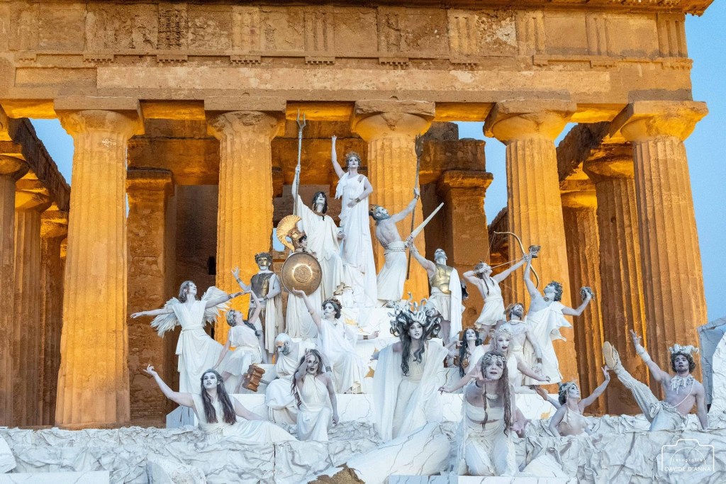 Scopri di più sull'articolo Agrigento – Dieci anni di miti all’alba nella Valle dei Templi: torna il viaggio onirico de “Il Risveglio degli Dei”
