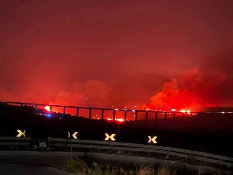 Al momento stai visualizzando Agrigento – Vasto incendio sotto il viadotto Belice. Bruciano ettari di terreno