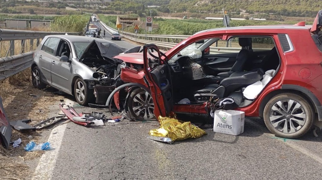 Al momento stai visualizzando Agrigento – Tragico schianto tra auto, morta 64enne