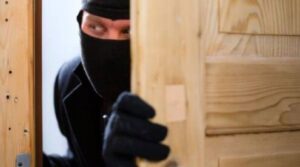 Scopri di più sull'articolo Agrigento – Sorpreso dai poliziotti nella villa che stava svaligiando: arrestato 55enne