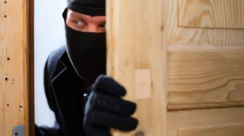 Al momento stai visualizzando Agrigento – Sorpreso dai poliziotti nella villa che stava svaligiando: arrestato 55enne