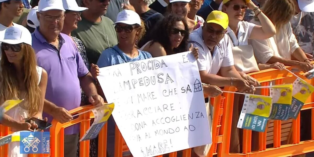 Al momento stai visualizzando Papa Leone atterra a Lampedusa: inizia la sua storica visita nell’isola