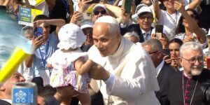 Scopri di più sull'articolo Papa Leone in visita a Lampedusa: il video dell’incontro emozionante