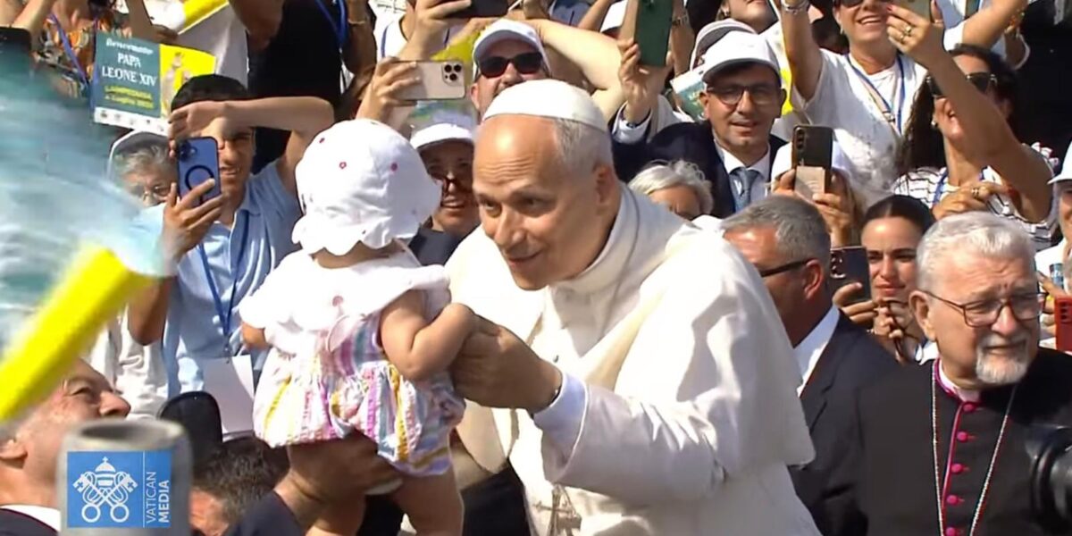 Al momento stai visualizzando Papa Leone in visita a Lampedusa: il video dell’incontro emozionante