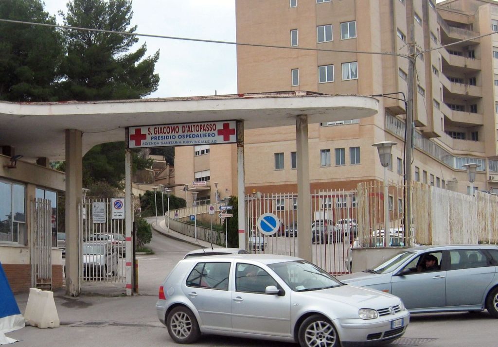 Al momento stai visualizzando Poliziotto aggredito a testate in ospedale: arrestato un 38enne a Licata