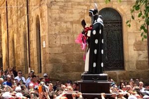 Scopri di più sull'articolo Agrigento rinnova la devozione a San Calogero: migliaia di fedeli per la seconda domenica di festa