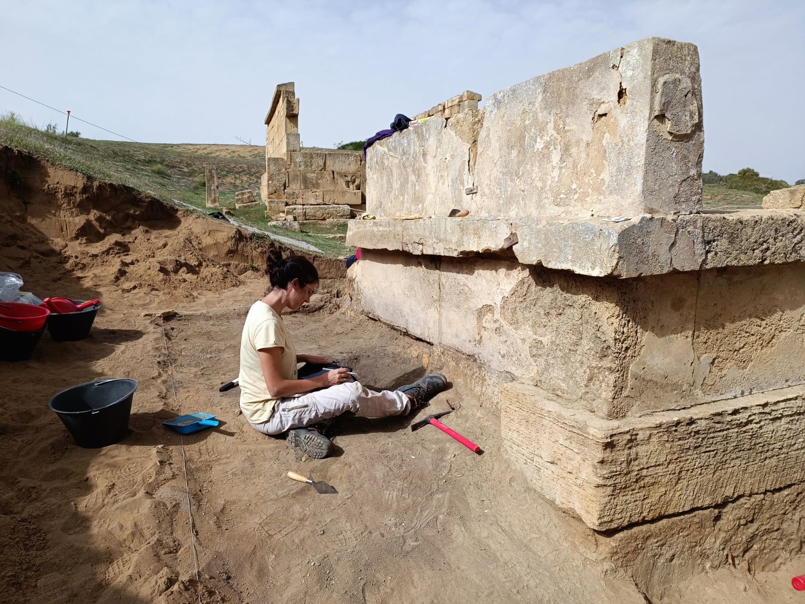 Al momento stai visualizzando Ingresso gratuito al Parco Archeologico Cave di Cusa con visite al santuario di Demetra Melophoros il 5 luglio