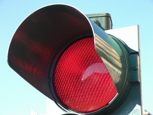 Al momento stai visualizzando Multa del semaforo intelligente non omologato annullata: le conseguenze per gli automobilisti.