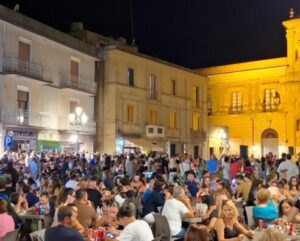 Scopri di più sull'articolo Agrigento – Festa dell’Emigrato, grande partecipazione a Naro: Piazza Garibaldi gremita per la prima serata