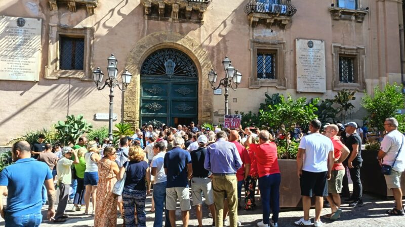 Al momento stai visualizzando Agrigento – Manifestazione per l’acqua davanti al Municipio, il sindaco “circondato” dice: “Sono con voi …”