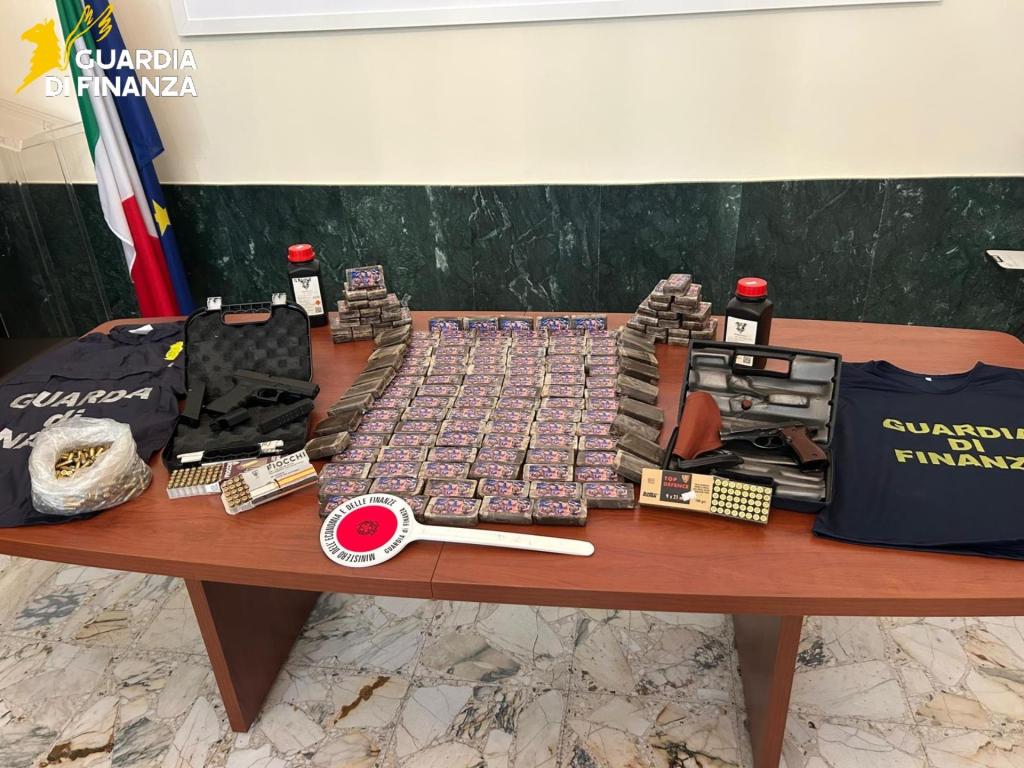 Al momento stai visualizzando Agrigento – In auto con quasi 13 chili di hashish, trovate anche due pistole: arrestato