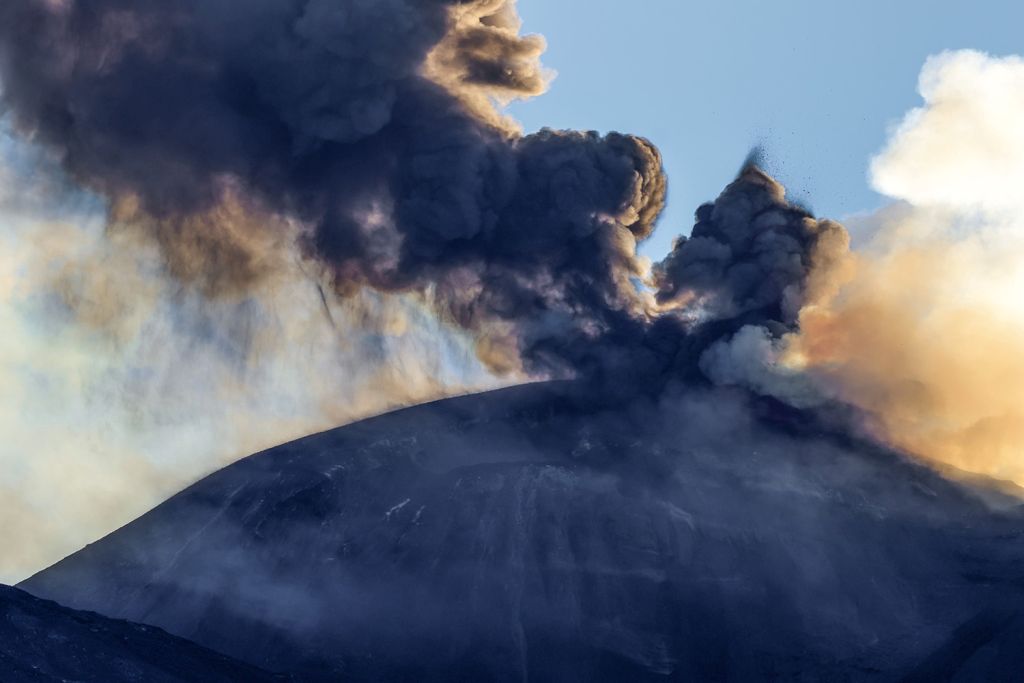 Al momento stai visualizzando Agrigento – Eruzione Etna, ripristinate le attività di volo in partenza e in arrivo all’aeroporto di Catania