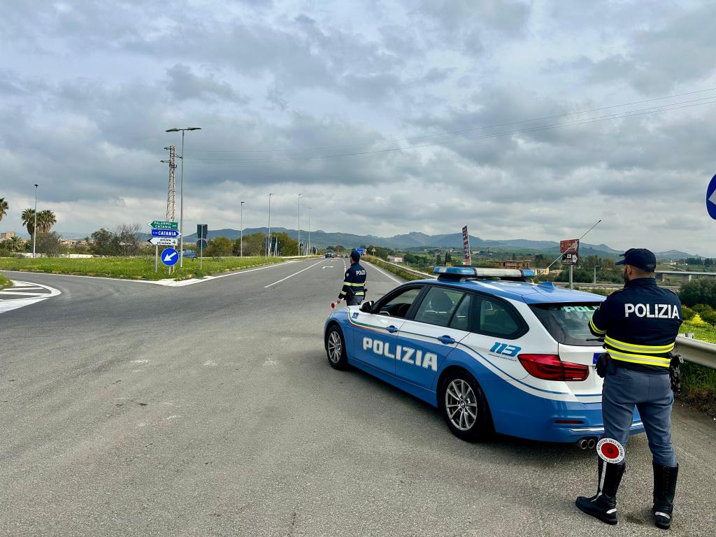 Al momento stai visualizzando Agrigento – Restano in panne con l’auto, polizia interviene e trova 110 grammi di marijuana