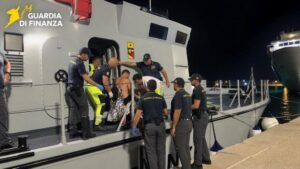 Scopri di più sull'articolo Agrigento – Imbarcazione in fiamme nel canale di Sicilia, naufrago salvato dalla Finanza  