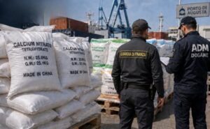 Scopri di più sull'articolo Agrigento – Maxi carico di fertilizzante dalla Cina bloccato ad Augusta: sequestrati 100 tonnellate