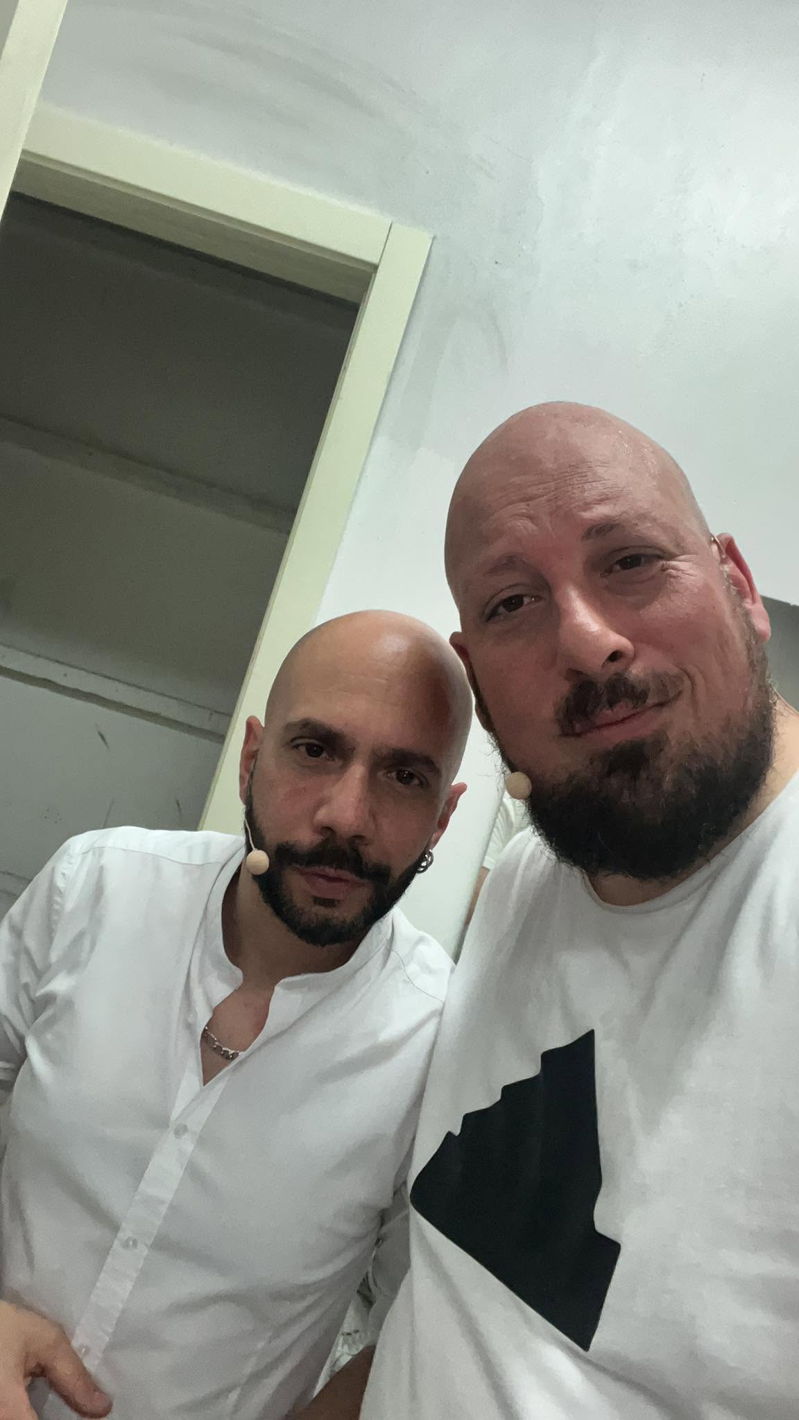 Al momento stai visualizzando Agrigento – I cabarettisti Claudione & Vespertino salutano Castrofilippo prima dello spettacolo del 7 agosto (video al Vg)