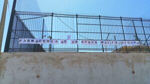 Scopri di più sull'articolo Agrigento – Senz’acqua dal 12 giugno, la parrocchia di Santa Rosa torna sulla ribalta con uno striscione