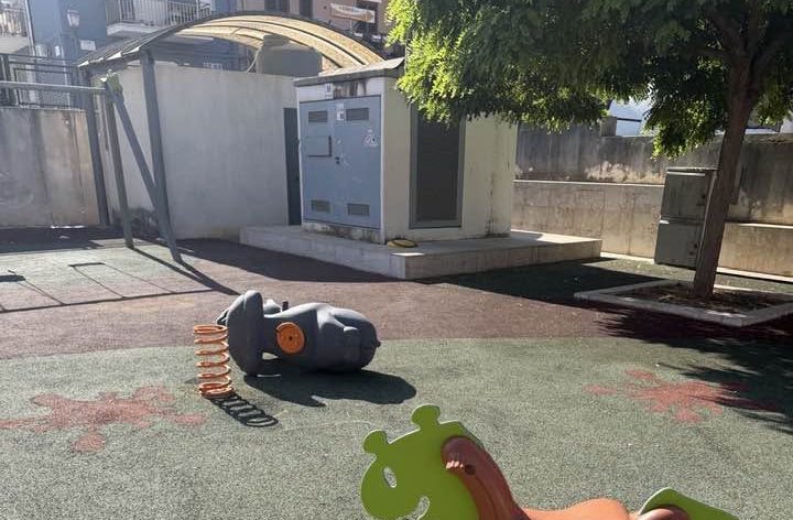 Al momento stai visualizzando Agrigento – Vandalizzato parco giochi a Montallegro, il sindaco Cirillo: “senza parole”