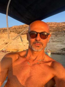 Scopri di più sull'articolo Agrigento – Enzo Miccio in vacanza a Lampedusa: “posto magico che ti entra dentro”