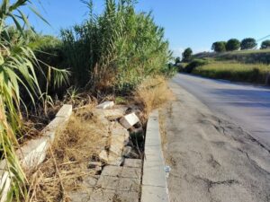 Scopri di più sull'articolo Agrigento, marciapiedi nel degrado tra erbacce e rifiuti: la denuncia dei cittadini