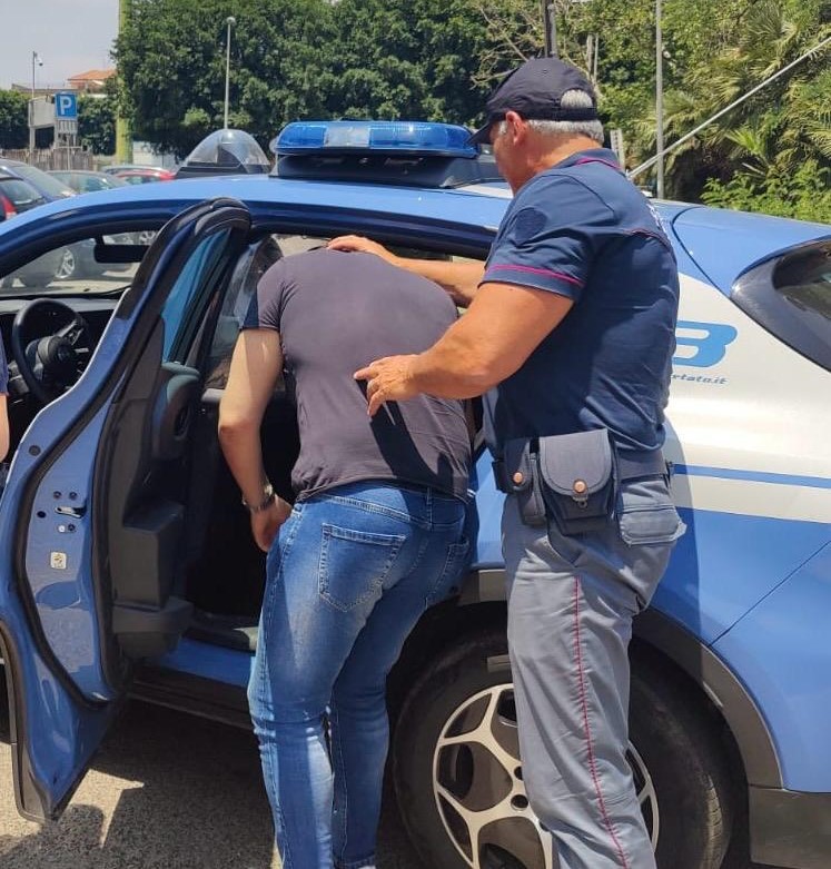 Al momento stai visualizzando Agrigento – Catania, infastidisce passanti e turisti in piazza Federico II: denunciato dalla Polizia