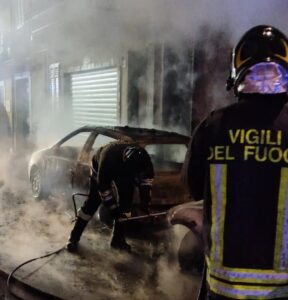 Scopri di più sull'articolo Agrigento – Licata, auto in fiamme nella notte: indagano i carabinieri