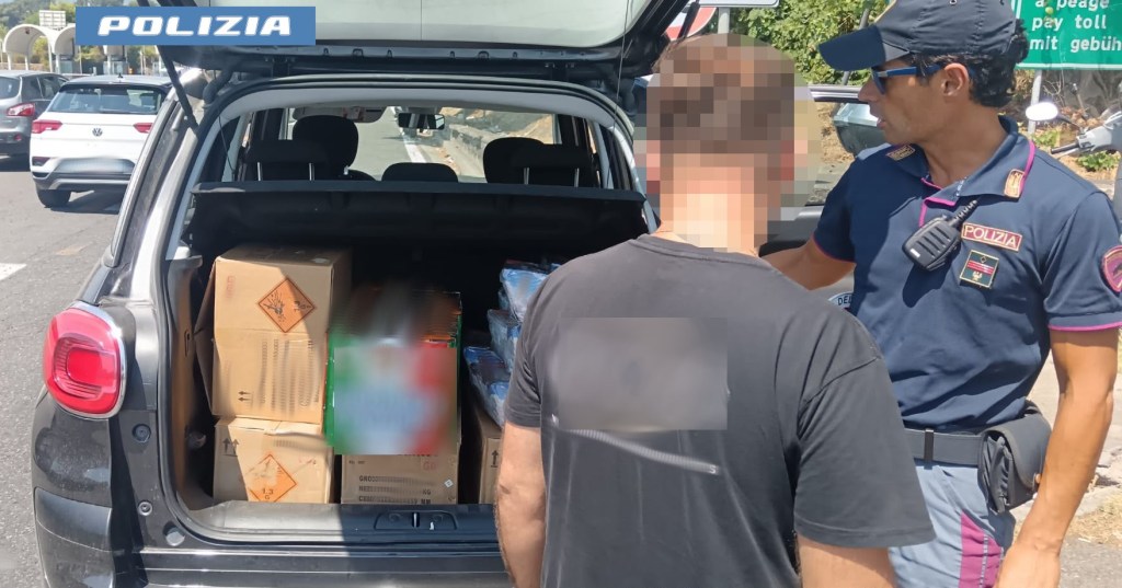 Al momento stai visualizzando Agrigento – Sorpreso a trasportare abusivamente 191 chili di fuochi d’artificio, denunciato