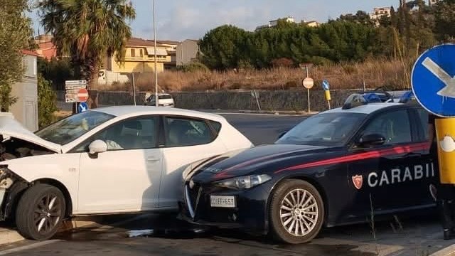 Al momento stai visualizzando Agrigento – Non si ferma all’alt e rischia di investire carabiniere, 18enne arrestato a Licata
