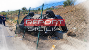 Scopri di più sull'articolo Agrigento-Favara, auto fuori strada e si ribalta: cinque feriti. Ambulanza di passaggio presta i primi soccorsi