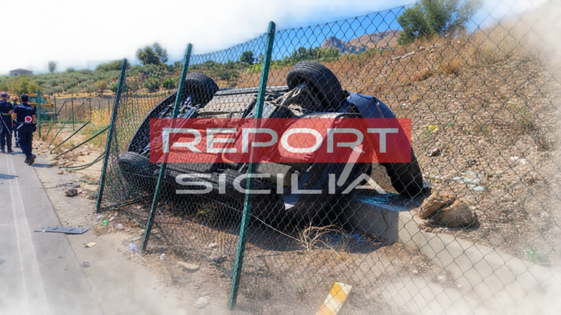 Al momento stai visualizzando Agrigento-Favara, auto fuori strada e si ribalta: cinque feriti. Ambulanza di passaggio presta i primi soccorsi